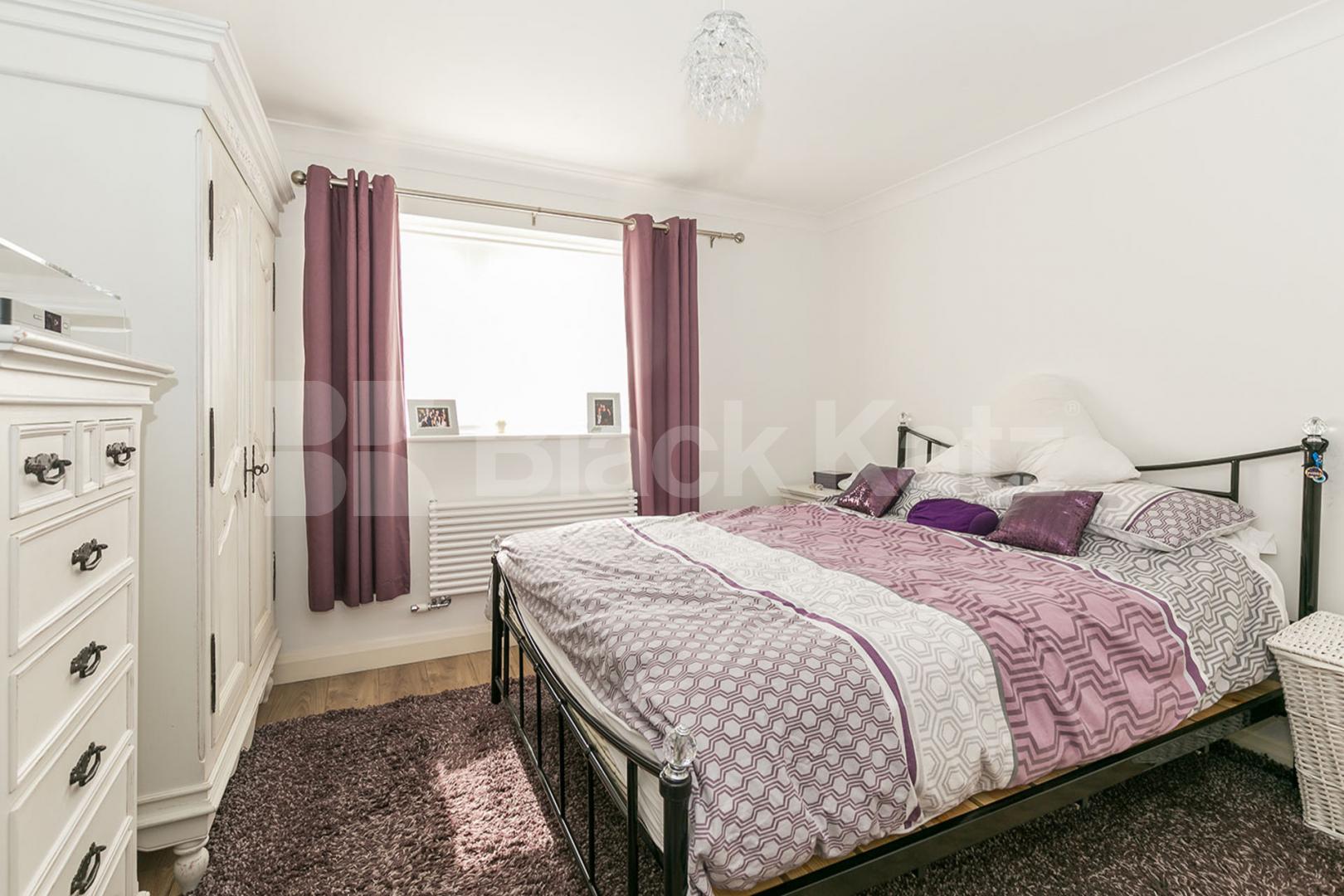 Stunning ground floor 2 bedroom property to rent with driveway for 2 cars Uplands Park Road, Enfield 